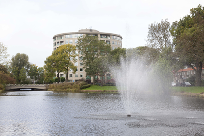 831917 Gezicht op de ronde toren van het seniorencomplex Nieuw Plettenburgh (Oranje Nassaulaan 2-352 en Oud-Wulvenlaan ...
